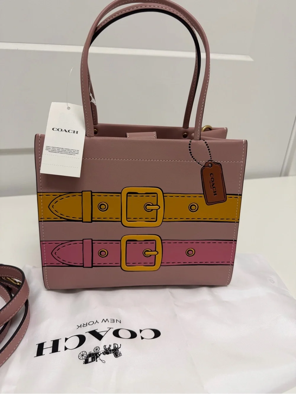 Coach Cashin Carry 22 With Trompe L'Oeil Print‎